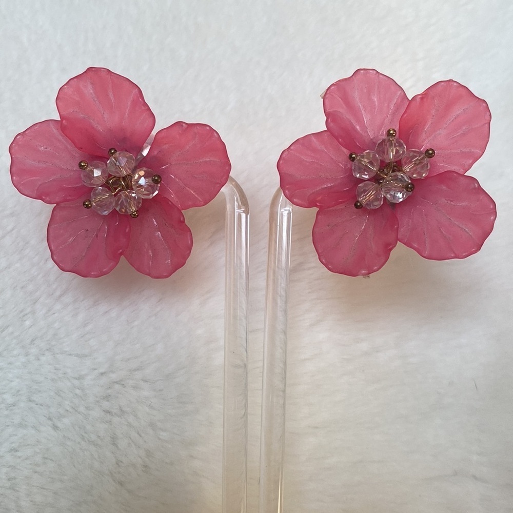 Pink natural shape petal floral resin post back earrings woman OS - Picture 6 of 6